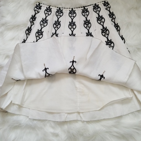 Pretty White and Black Pleated Skirt - Picture 4 of 6